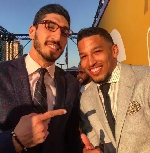 菲尔-琼斯：阿森纳可以充分利用拜仁在定位球防守上的弱点（菲尔-琼斯：阿森纳应抓住拜仁定位球防守漏洞）