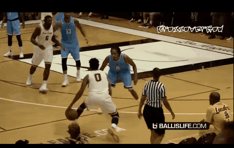 镜报：安菲尔德球迷因现场警报响起被暂时疏散，现已重新进场（镜报：警报触发安菲尔德球迷短暂撤离，现已恢复入场）