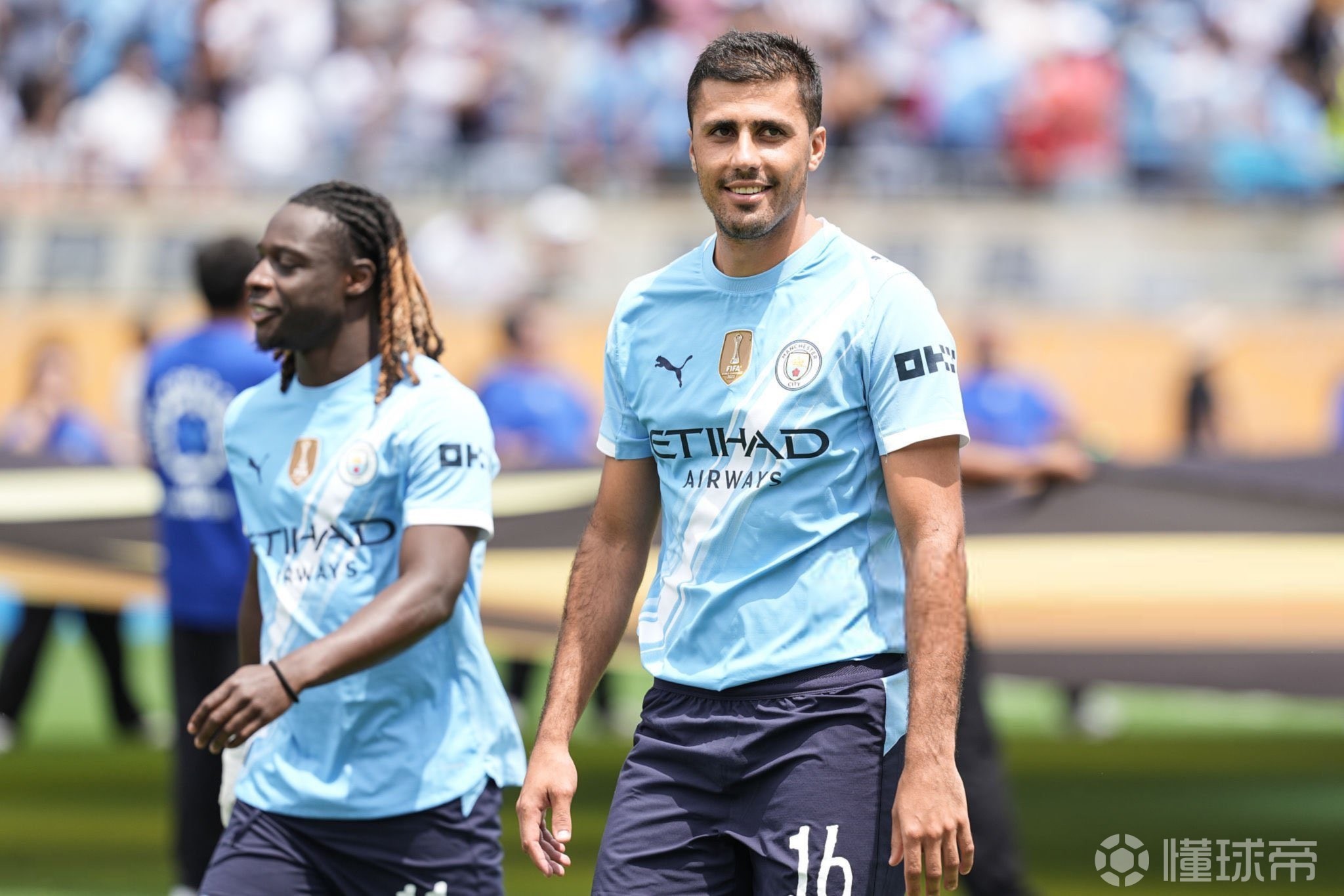 皇马因战绩不佳和阵容问题，计划引进新帅，克洛普和齐达内均被考虑，伊拉奥拉或成接班人。（战绩不佳叠加阵容问题，皇马启动换帅：克洛普、齐达内入选，伊拉奥拉有望接任）