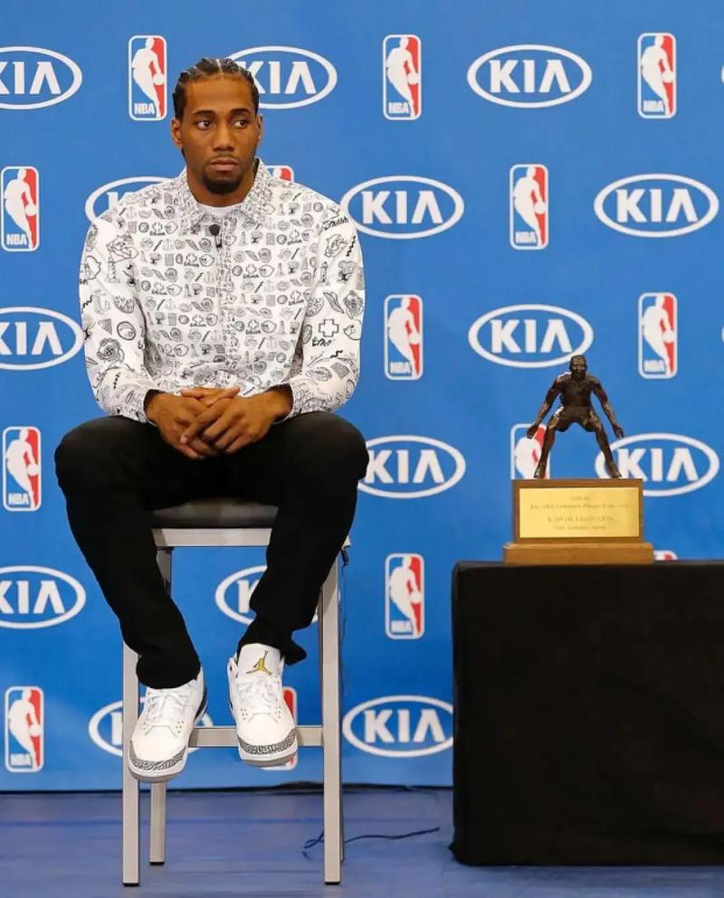 邮报：明年世界杯上下半场中段设强制补水时间，每次三分钟（邮报：明年世界杯每半场中段将设3分钟强制饮水暂停）