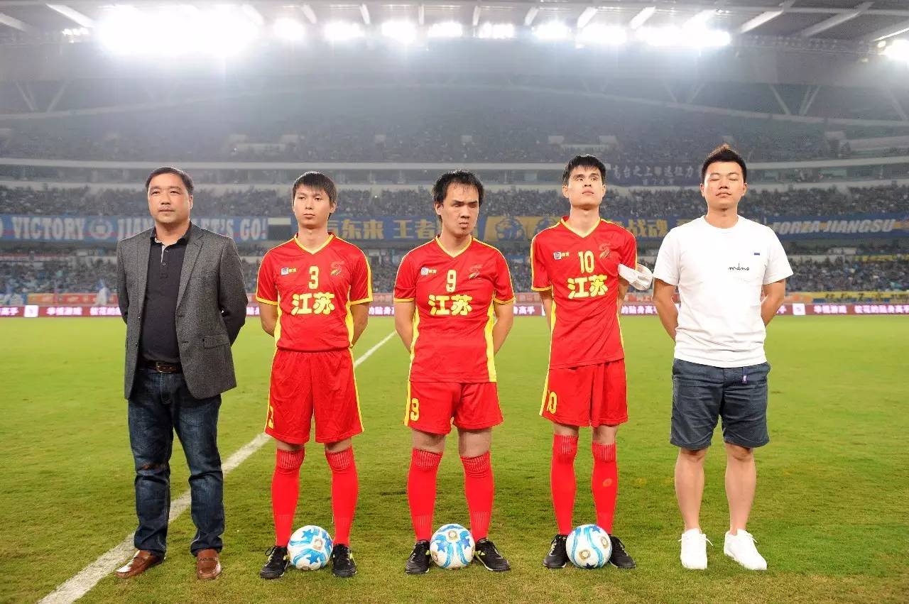 球员：我就轻轻一抬腿（球员解释：我不过是抬了下腿而已）