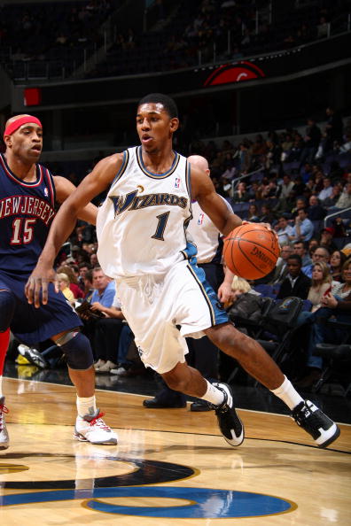 欧文快攻压哨上篮，全场沸腾（欧文压哨快攻上篮引爆全场）