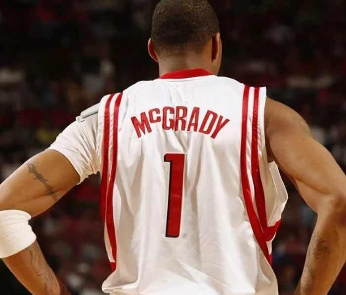 每体：莱万首选继续留在巴萨，若不续约可能考虑退役（每体：莱万优先留守巴萨，若续约无望或将退役）