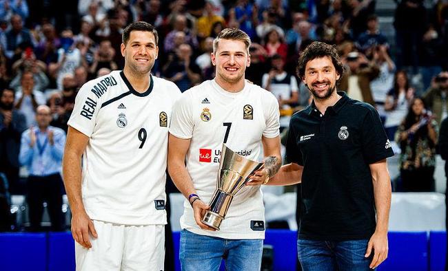 球队的内外结合非常立体（球队内外联动层次分明）